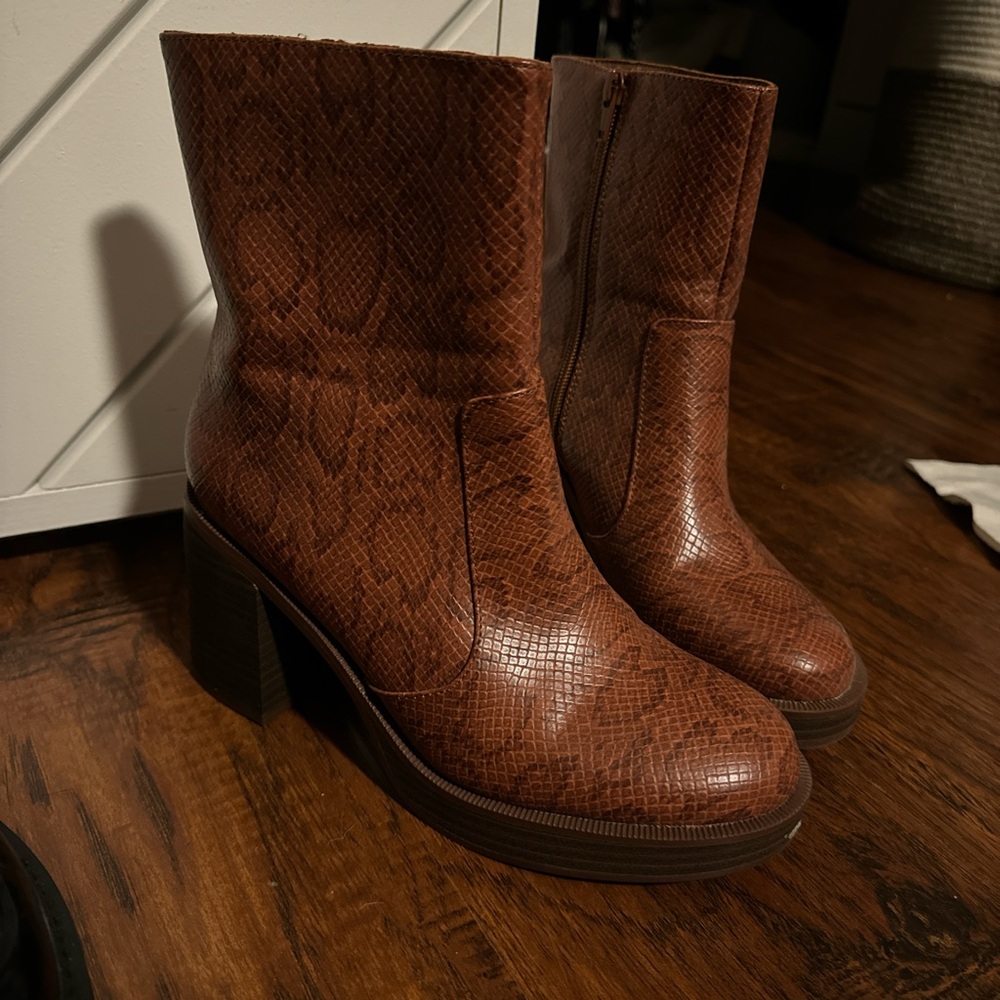 Universal Threads Boots